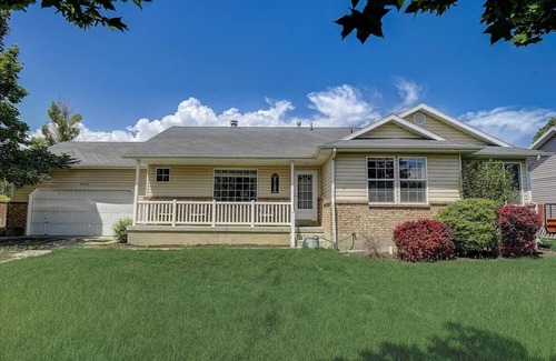 West Jordan House | Comfortable Family-Sized Home w/4br 3 bath, ping pong, fast wifi and hot tub!