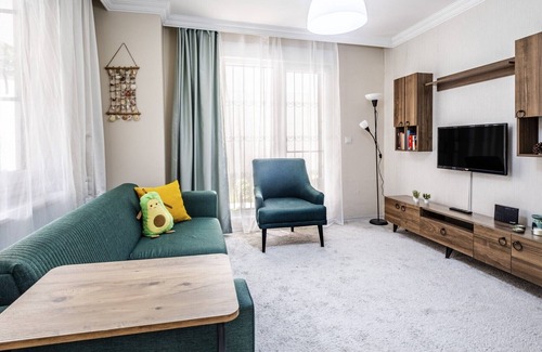 Maltepe Apartment | Comfortable Flat with Backyard in Maltepe