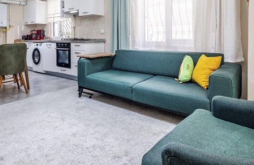 Maltepe Apartment | Comfortable Flat with Backyard in Maltepe