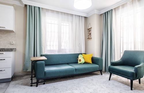 Maltepe Apartment | Comfortable Flat with Backyard in Maltepe
