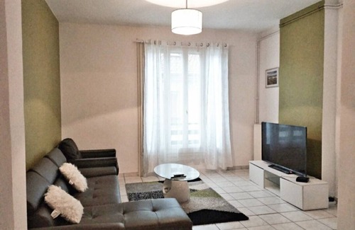 Neuville-sur-Saone Apartment | Comfortable 5-room apartment