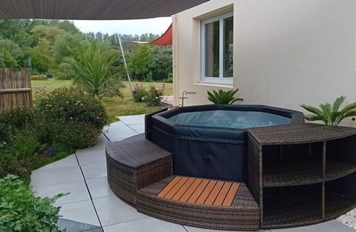 Plounevez-Lochrist House | Comfortable seaside cottage with jacuzzi