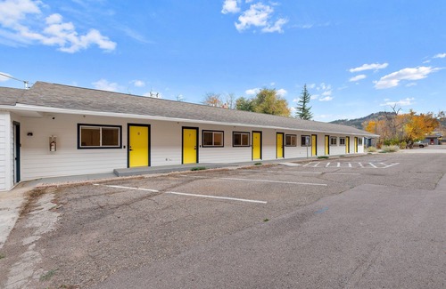 Spearfish House | Comfortable Fully Renovated Hotel Room at the Queen City Inn