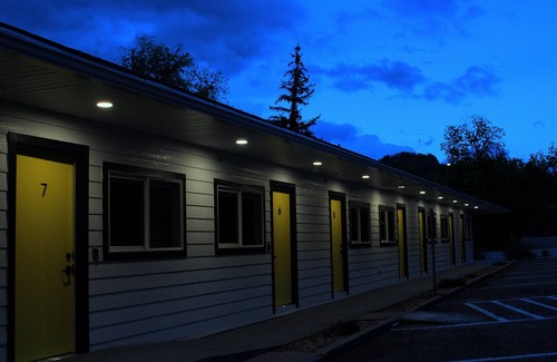 Spearfish House | Comfortable Fully Renovated Mountain View Hotel Room at the Queen City Inn