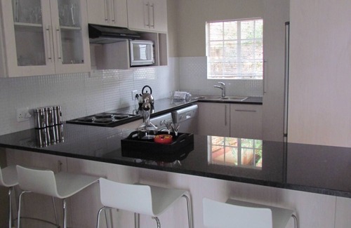 Langenhoven Park House | Comfortable Furnished Apartment Wi-fi free Parking