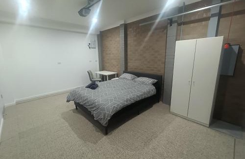 Guildford West House | Comfortable Garage Room in Guildford - NR0