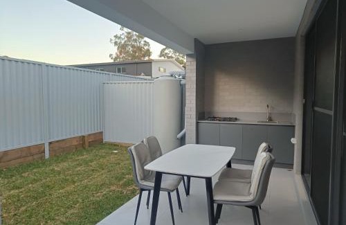 Guildford West House | Comfortable Garage Room in Guildford - NR0