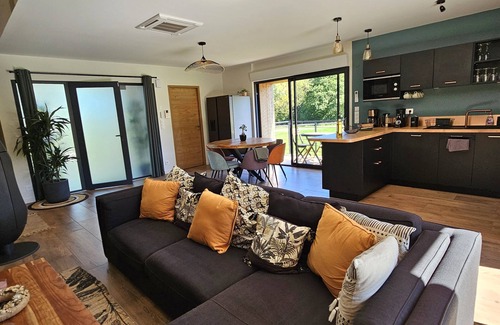 Asson Ski Chalet | Comfortable gîte with Spa and Pyrenees view *