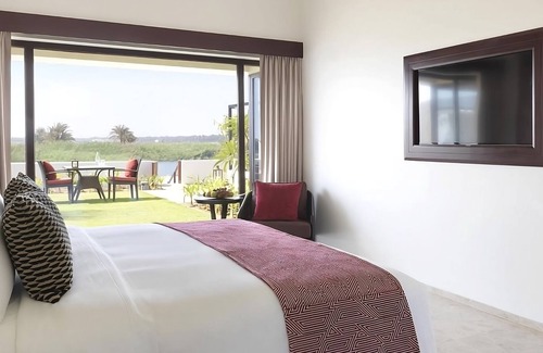 Salalah Hotel | Comfortable Guest Villa! Free Parking, Onsite Swimming Pool & Spa, Seafront!