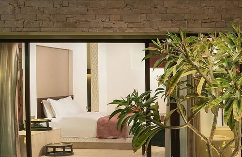Salalah Hotel | Comfortable Guest Villa! Free Parking, Onsite Swimming Pool & Spa, Seafront!