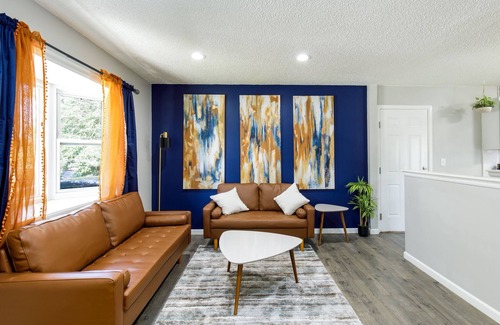Windsor House | Comfortable Hangout that sleeps 10! Dog Friendly!