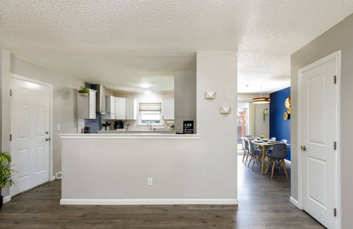 Windsor House | Comfortable Hangout that sleeps 10! Dog Friendly!