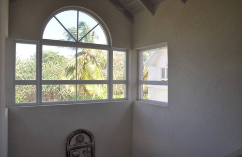 Enterprise House | Comfortable Holiday Home with Pool in Perfect Location : Miami Beach + Freights