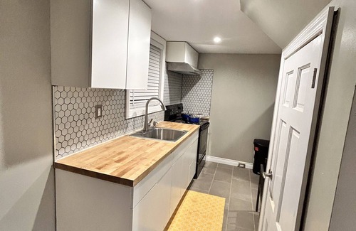 Aston House | Comfortable home away from homen