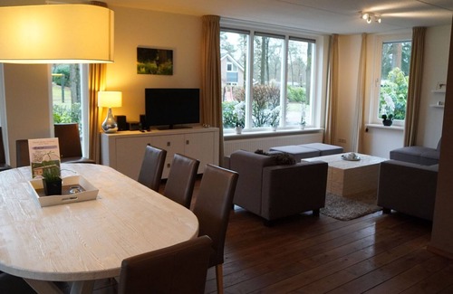 Bosgebied Hoenderloo House | Comfortable home with fireplace, located in nature