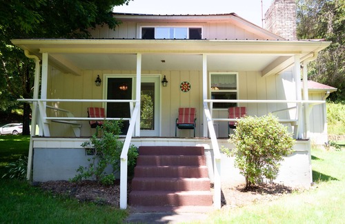 Jefferson Cottage | COMFORTABLE, HOMEY, FULLY RENOVATED MOUNTAIN COUNTRY COTTAGE