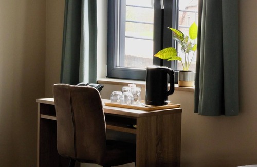 Appeltern Hotel | Comfortable hotel room next to Moeke Mooren, featuring modern amenities and a welcoming atmosphere for a relaxing stay.
