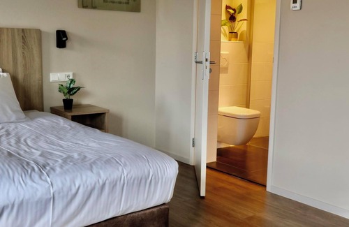 Appeltern Hotel | Comfortable hotel room next to Moeke Mooren, featuring modern amenities and a welcoming atmosphere for a relaxing stay.