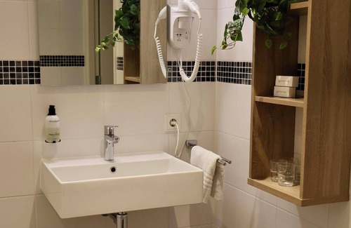Appeltern Hotel | Comfortable hotel room next to Moeke Mooren, featuring modern amenities and a welcoming atmosphere for a relaxing stay.