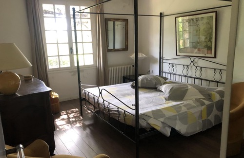 Quartier des Espesses House | Comfortable house for 8 + 2 people with pool and old pine trees