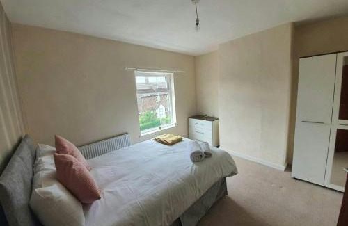 Alsagers Bank House | Comfortable House in Stoke