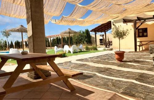 Villanueva del Duque House | Comfortable House with Shared Pool in Alcaracejos
