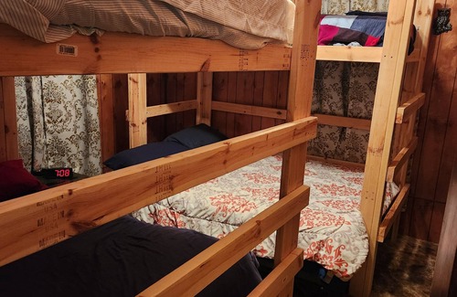 Roslyn House | Comfortable house with room for the gang! Perfect for hunting/fishing getaways
