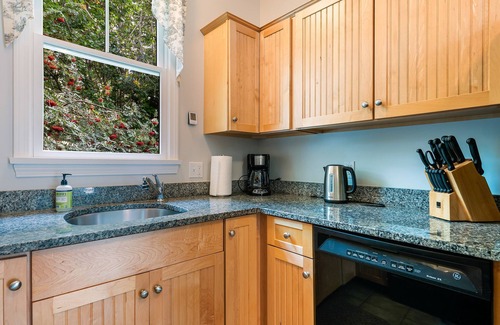Ogunquit - Wells Cottage | Comfortable, immaculate and well-furnished cottage at Summer Village!