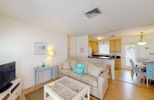 Holmes Beach Villa | Comfortable island villa with private heated pool, courtyard & easy beach access