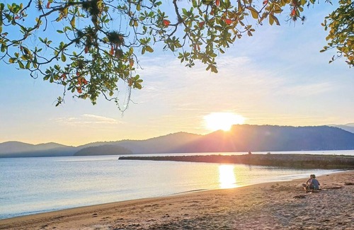 Pontal Apartment | Comfortable Lilac Suite with AC, TV, Wi-Fi 300m from Paraty Historic Center