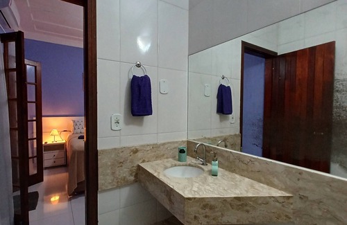 Pontal Apartment | Comfortable Lilac Suite with AC, TV, Wi-Fi 300m from Paraty Historic Center