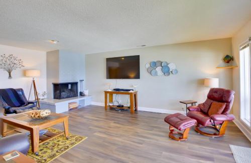 Lincoln Beach Apartment | Comfortable Lincoln City Condo with Patio and Views!