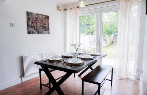 Clayton House | Comfortable luxury 3BD home for family and groups near Coop Live and Etihad free parking