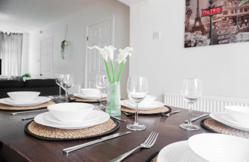 Clayton House | Comfortable luxury 3BD home for family and groups near Coop Live and Etihad free parking