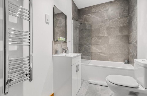 Swindon Apartment | Comfortable Modern Apartment in Swindon, FREE parking sleeps up to 5