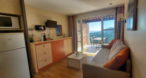 Agay Apartment | Comfortable nest with pool and sea view