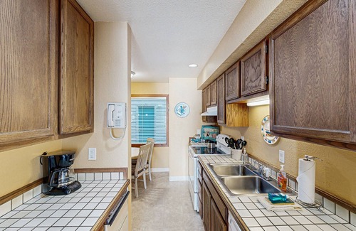 Depoe Bay Condo | Comfortable ocean-view condo with easy access to downtown