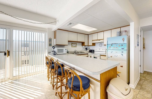 Midtown Ocean City Condo | Comfortable Oceanfront Condo Overlooking Beach w/Free WiFi, Central AC, Balcony