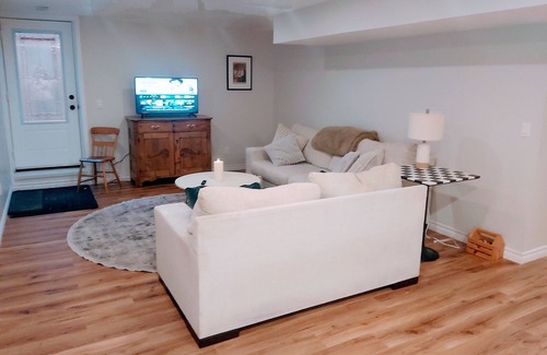 Elora Apartment | Comfortable one-bedroom apartment in Elora! Minutes to downtown & Gorge park!