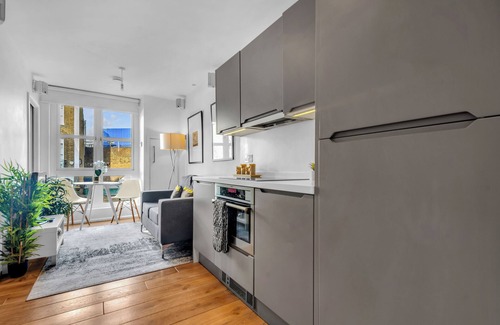 Cantelowes Apartment | Comfortable One Bedroom Apartment in Camden Road