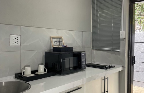 Greater Johannesburg Metropolitan Area Cabin | Comfortable Open-Plan Studio Stay — 36 On Blougom, Midrand