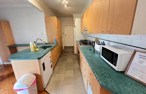 Seven Hills House | Comfortable Queen Room next to Shopping Centre and Station - SH3