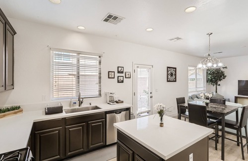 Midway House | Comfortable renovated home in Great Location - 3/2