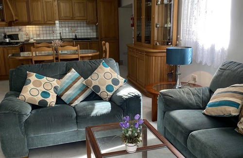San Pawl tat-Targa Apartment | Comfortable serene villa apartment with pool on the outskirts of Naxxar.