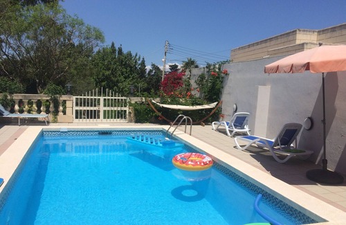 San Pawl tat-Targa Apartment | Comfortable serene villa apartment with pool on the outskirts of Naxxar.