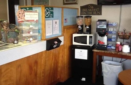 Pecos Hotel | Comfortable Stay Close to West of the Pecos Museum! Free Breakfast Included!