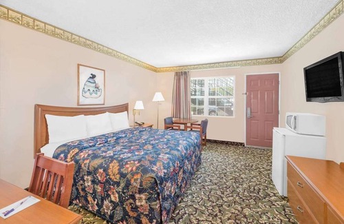Pecos Hotel | Comfortable Stay Close to West of the Pecos Museum! Free Breakfast Included!