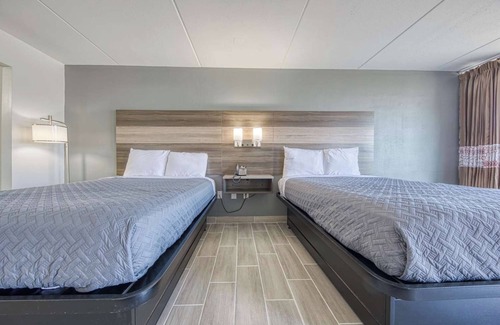 Revelo Hotel | Comfortable Stay w/Free Breakfast, Pool, Near McCreary Museum & Trails