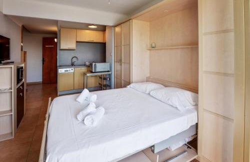 Antibes Apartment | Comfortable studio with a balcony facing the sea - Antibes - Welkeys