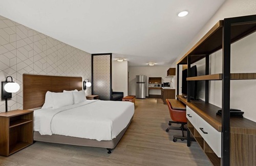 Newnan Hotel | Comfortable Suite Perfect for Business Travelers – Workstation Included
